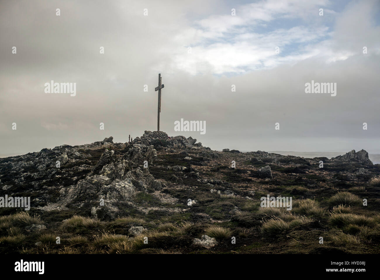 FALKLANDS: Der Eton reichen West Falkland. AM fünfunddreißigsten Jahrestag des verheerenden 1982 Falkland-Krieg bieten ergreifende Bilder einen Einblick in den Konflikt Helikopter-Absturzstellen. Emotionen evozieren Bilder zeigen die Kriegsgräber, wo die tapfere Soldaten, die ihr Leben für ihre geliebten Nation begraben wurden.  Eingefangen von creative Director Dan Bernard (49), zeigen diese Fotos die Überreste der Atlantic Conveyor, Chinook und Puma Hubschrauber, sowie die Eton-Reihe und der San Carlos-Gedenkstätte.  Dan Bernard / mediadrumworld.com Stockfoto