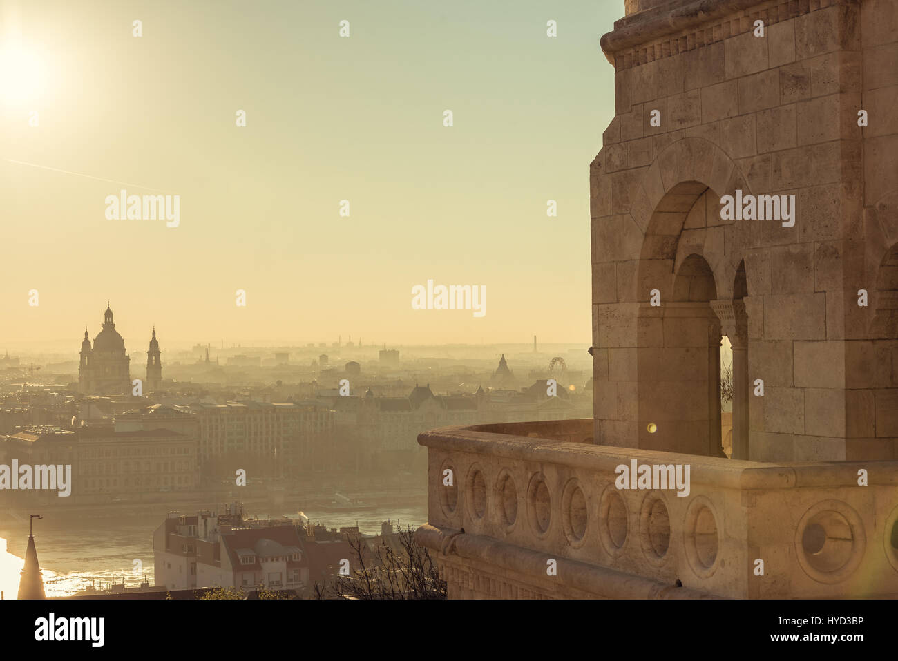 Die Aussicht vom Fishermans Bastion, eine wichtige touristische Attraktion in Budapest, Ungarn in der Morgendämmerung. Stockfoto