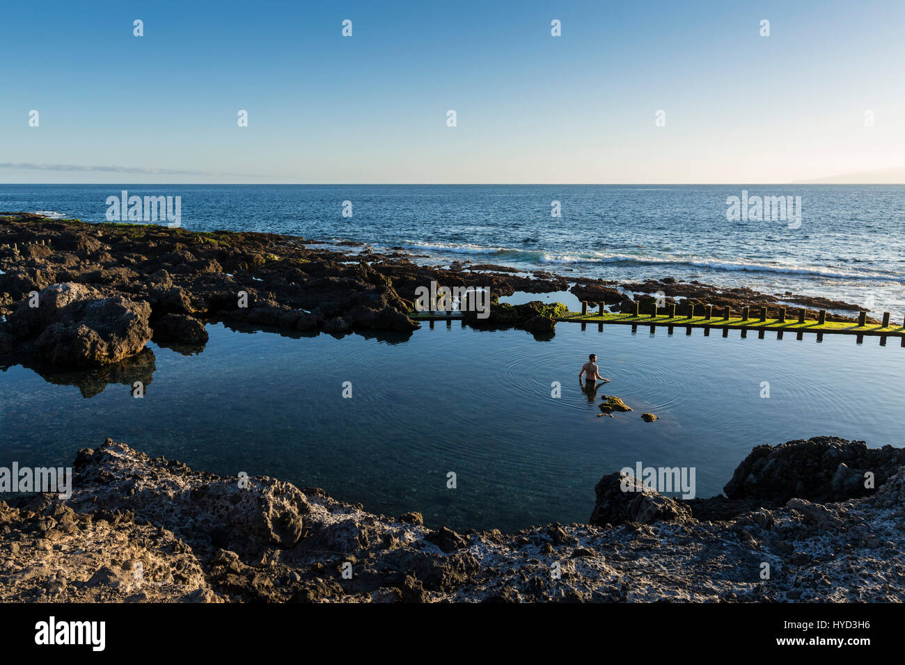 Badende im Felsen-Pool am Meer Küste von Alcala, Teneriffa, Kanarische Inseln, Spanien Stockfoto