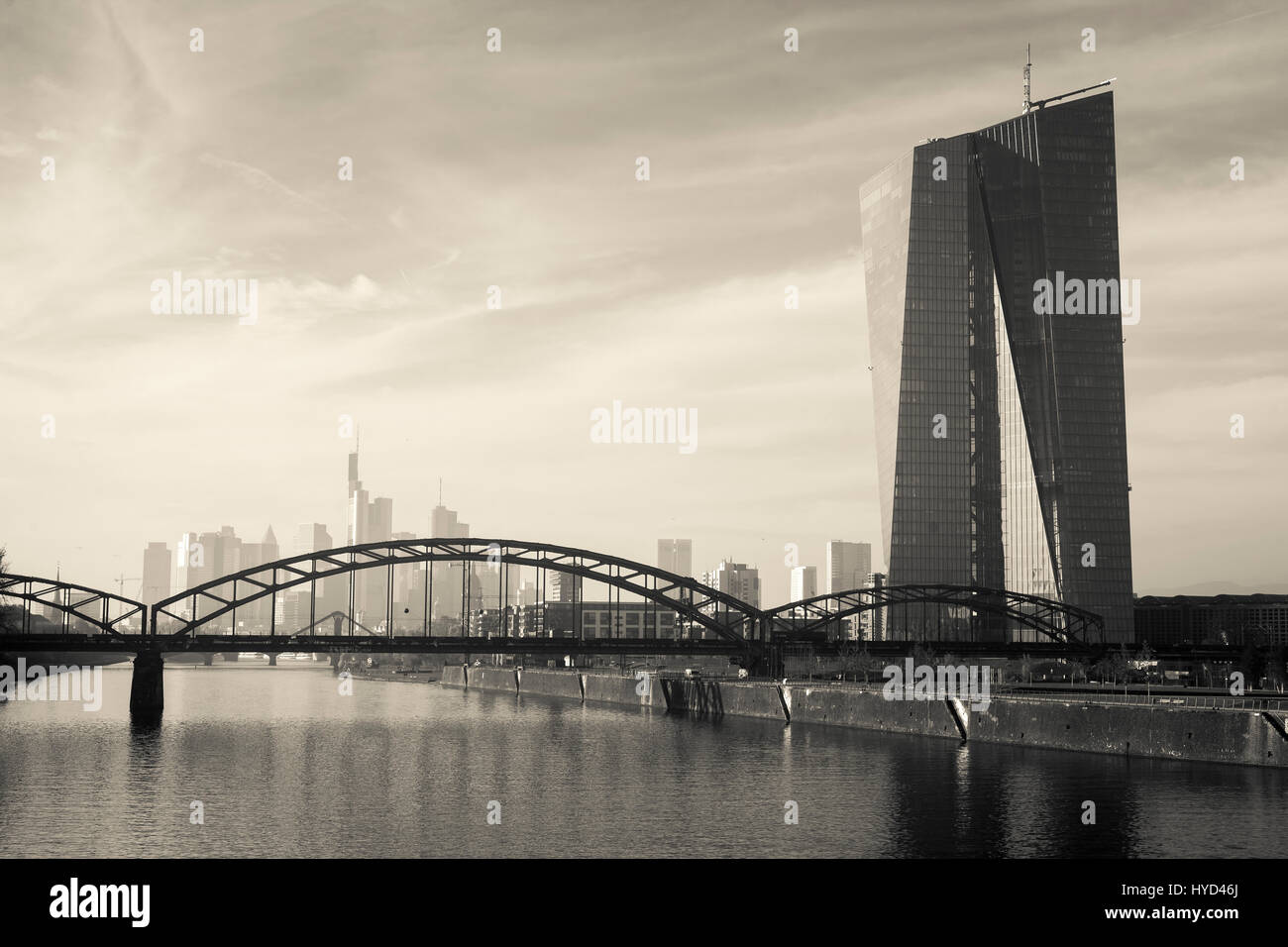 , Deutschland, Hessen, Frankfurt, die eine Zentralbank EZB Turm Und Skyline, Deutschherrn Brücke. Stockfoto