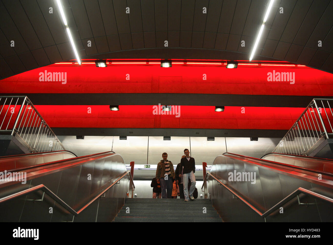 Deutschland, Ruhr Gebiet, Bochum, Treppen im u-Bahnhof Lohring Stockfoto