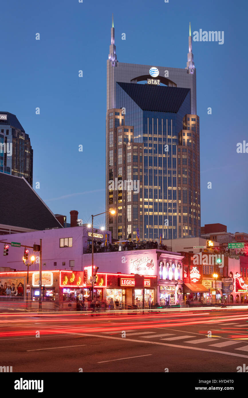 AT&T Gebäude überragt Musikclubs am lower Broadway in der Innenstadt von Nashville, Tennessee, USA Stockfoto