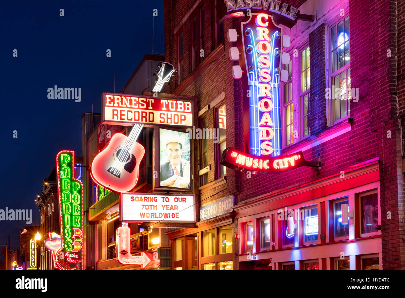 Leuchtende Neon-Schilder leuchten die Gebäude entlang der historischen Broadway Street, Nashville, Tennessee, USA Stockfoto