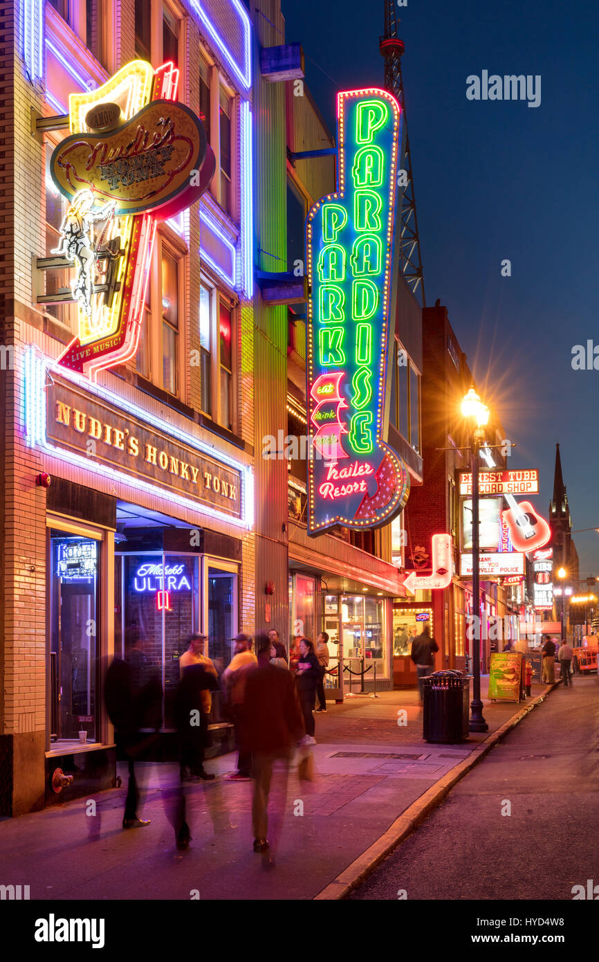 Leuchtreklamen und Clubs entlang historischer Broadway Street, Nashville, Tennessee, USA Stockfoto