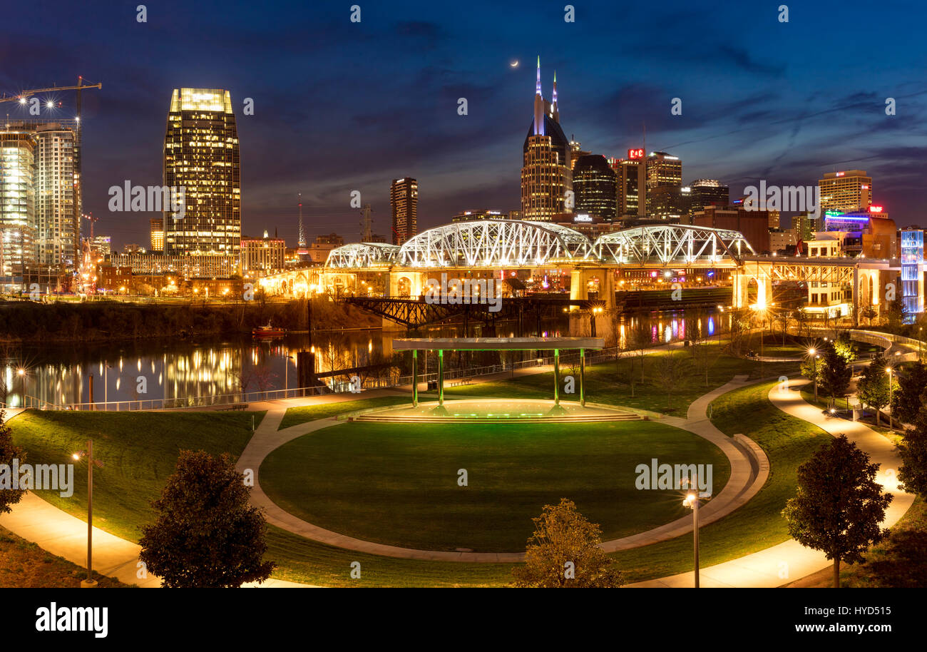 Dämmerung über Cumberland Park und die Skyline von Nashville, Tennessee, USA Stockfoto