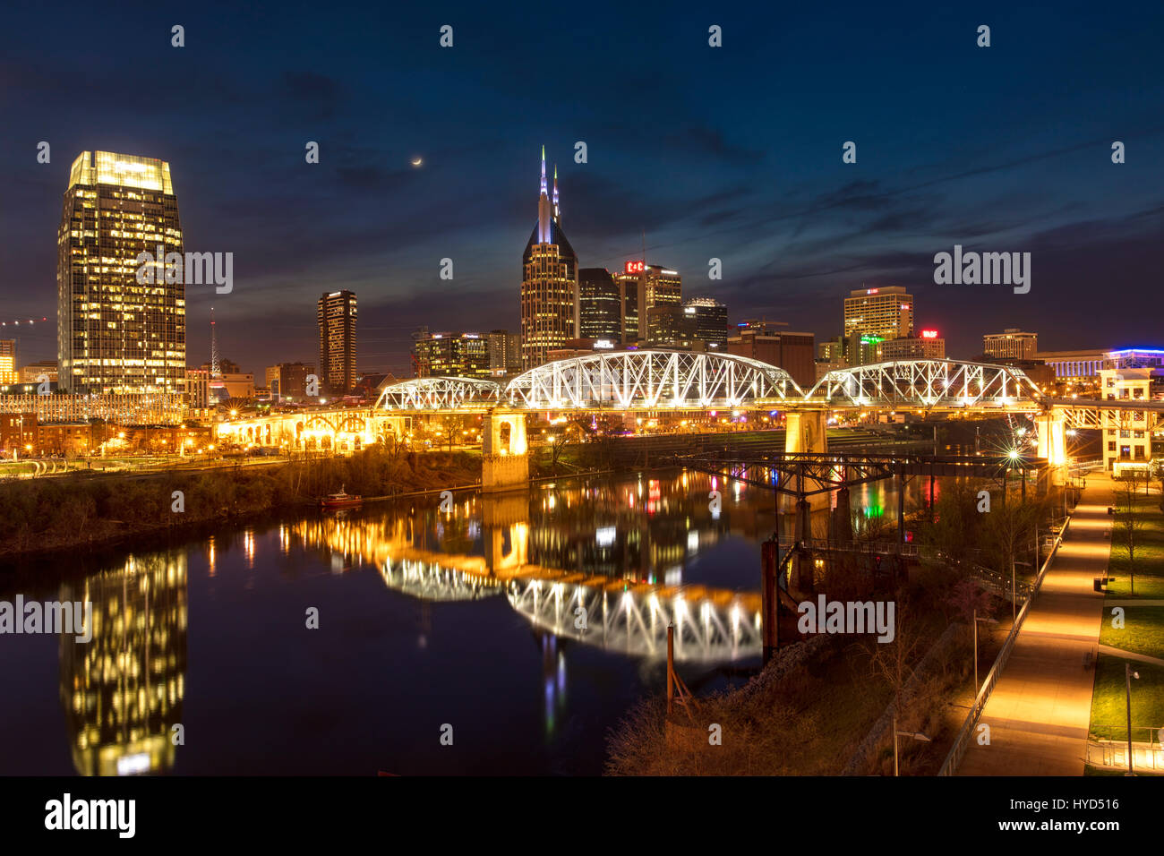 Dämmerung über Cumberland River und die Skyline von Nashville, Tennessee, USA Stockfoto