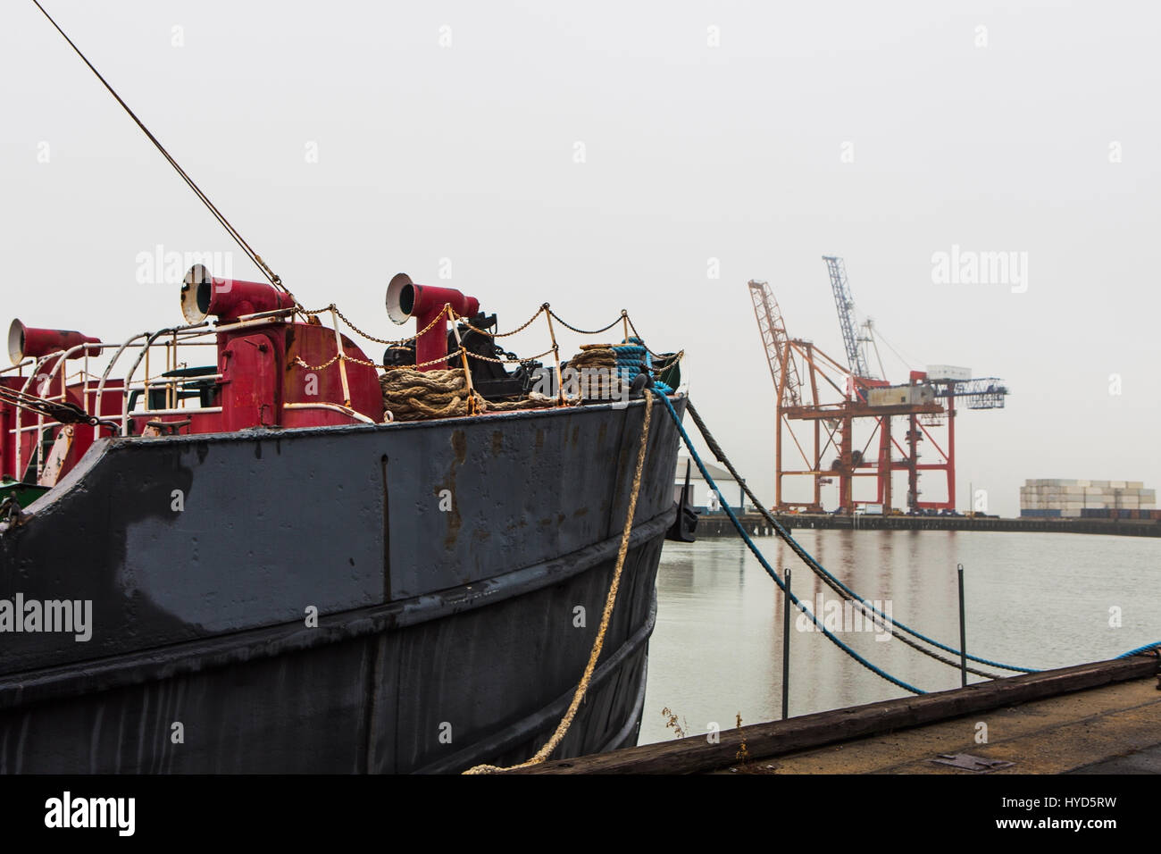 Schiff im kommerziellen Dock festgemacht Stockfoto