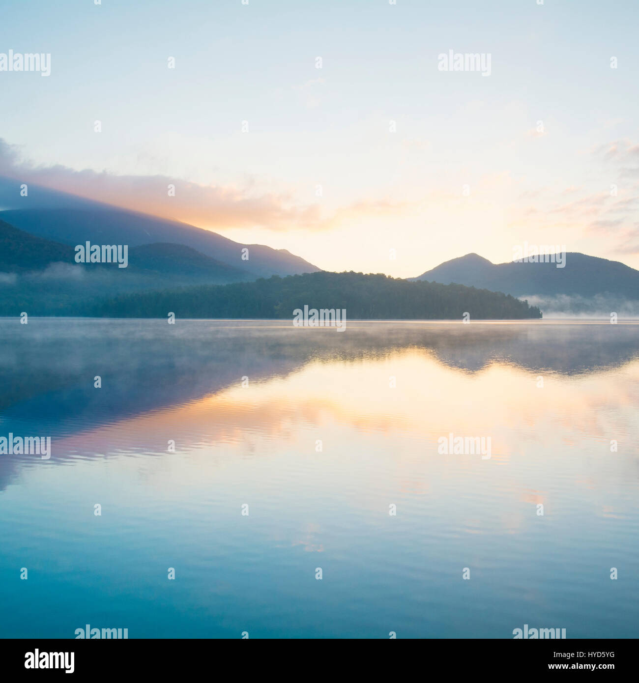 USA, New York, Adirondack Mountains, Lake Placid bei Sonnenaufgang Stockfoto