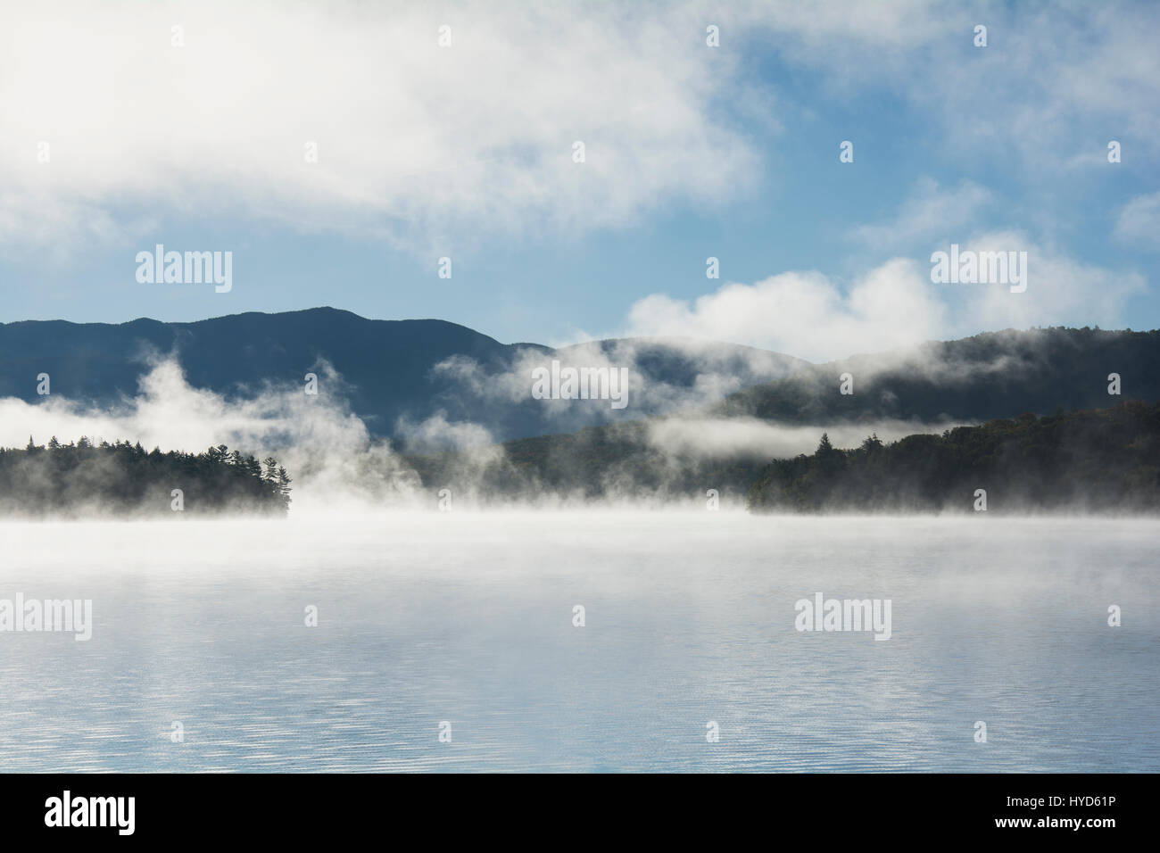 USA, New York State, Nebel über Lake Placid Stockfoto
