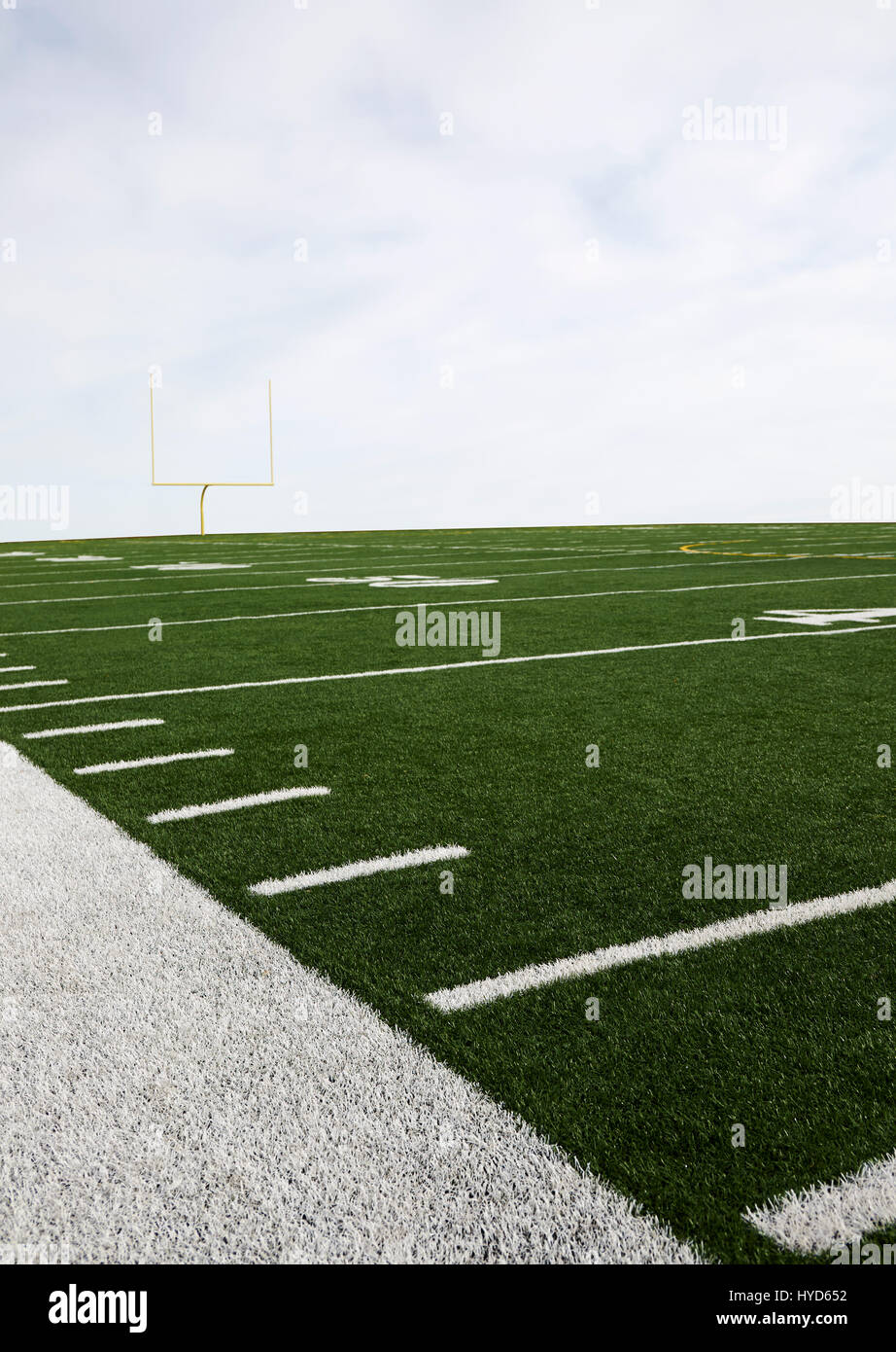 Bedecktes Himmel über american Football Field und Torpfosten Stockfoto
