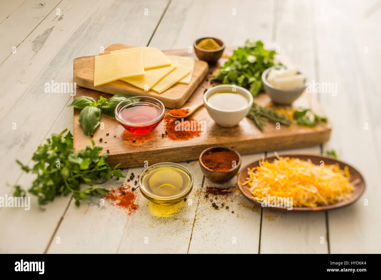 Käse, Öle und Kräuter auf dem Tisch Stockfoto