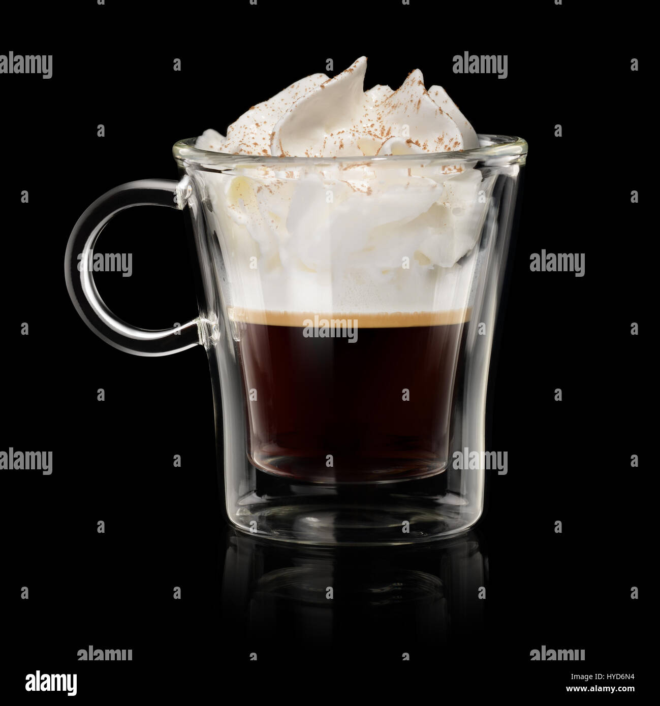 Kaffee Wien (Con Panna) transparente Cup auf schwarzem Hintergrund Stockfoto