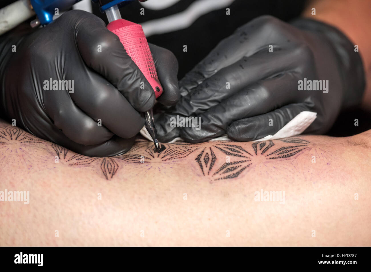 Künstler macht hautnah das tattoo Stockfoto