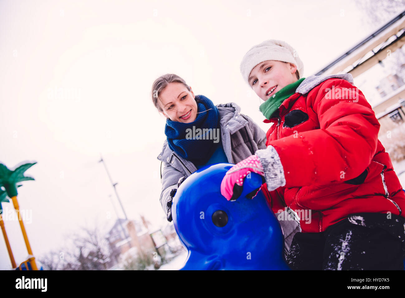 Mutter und Tochter auf Schnee überdachten Spielplatz Spaß haben Stockfoto