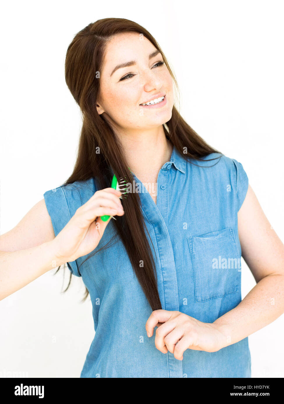Frau trägt blaue Spitze Bürsten Haare Stockfoto