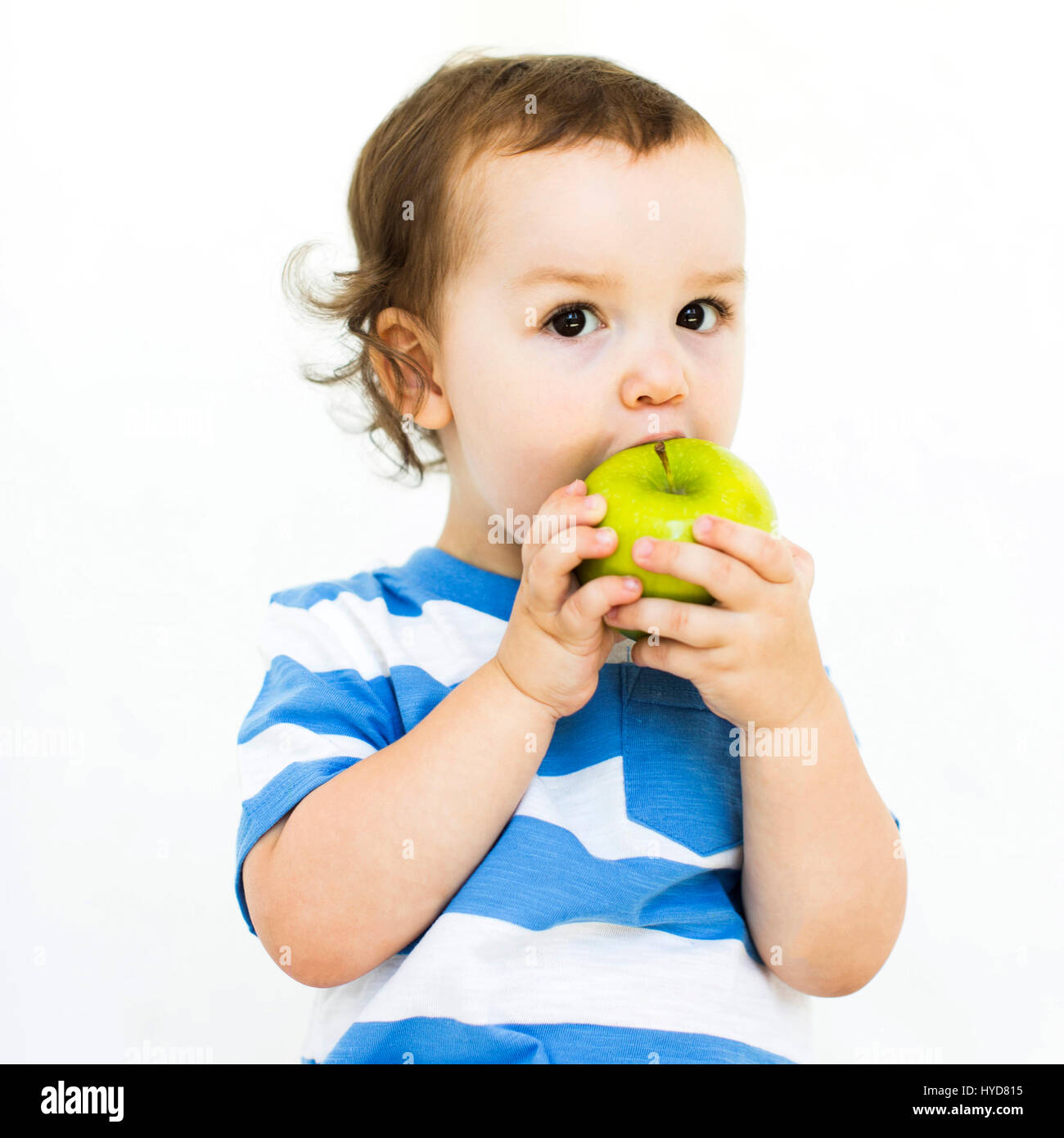 Junge (4-5) trägt T-Shirt essen grünen Apfel Stockfoto
