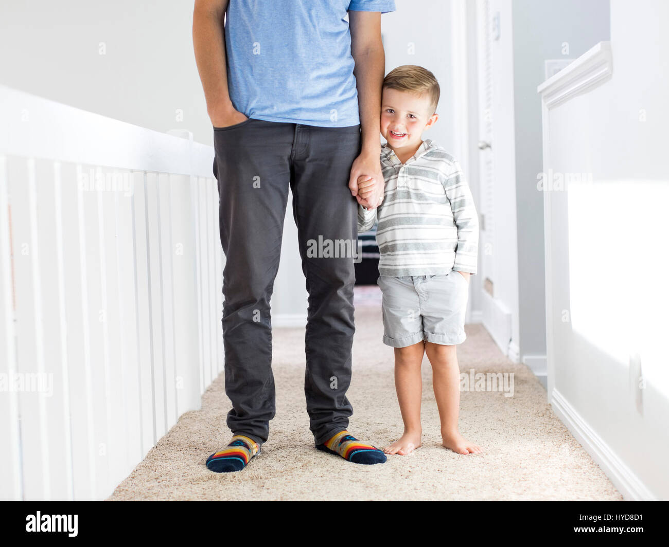 Vater und Sohn (4-5) stehen im Flur Stockfoto