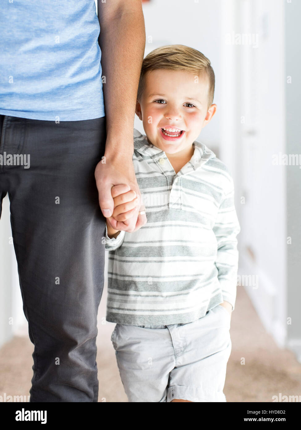 Vater und Sohn (4-5) stehen im Flur Stockfoto