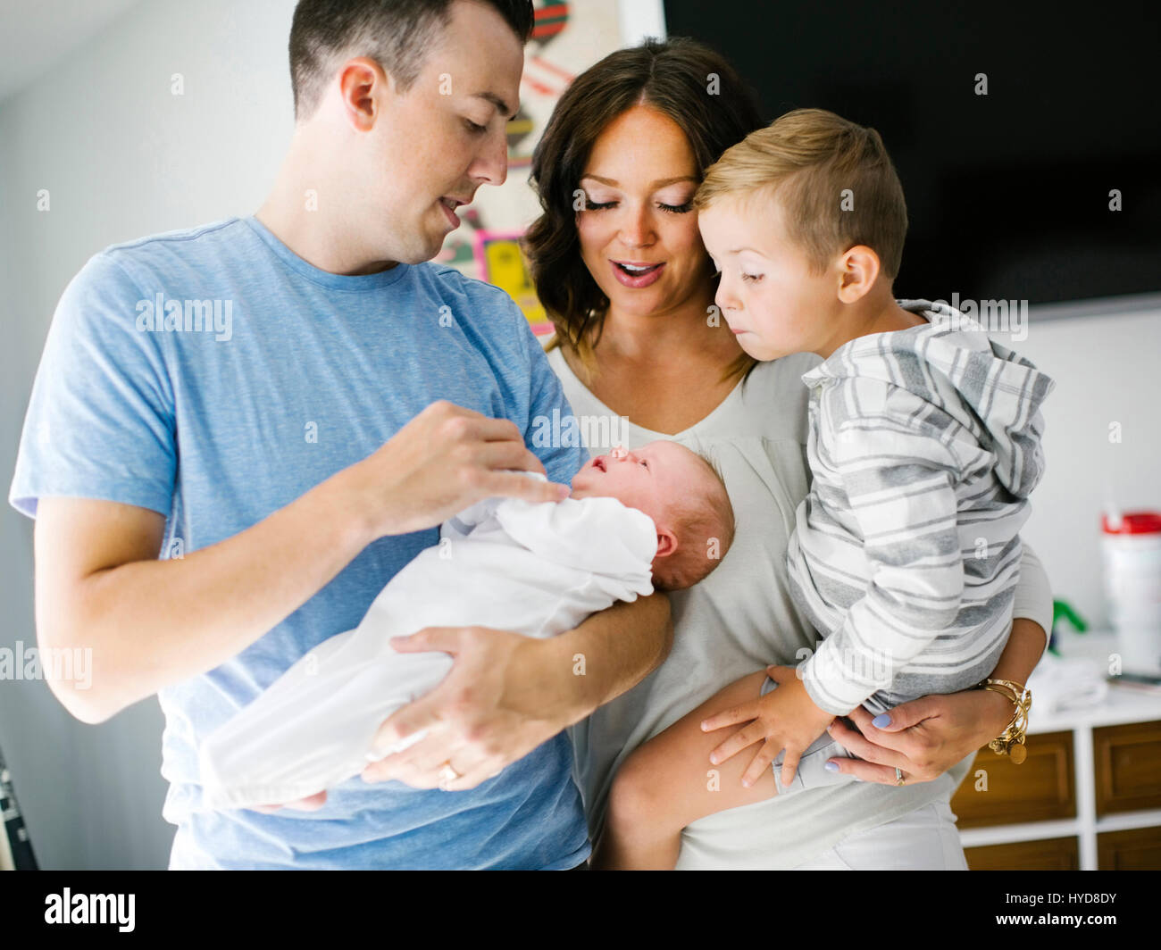Mutter und Vater tragen Sohn (4-5) und Tochter (0-1 Monate) Stockfoto