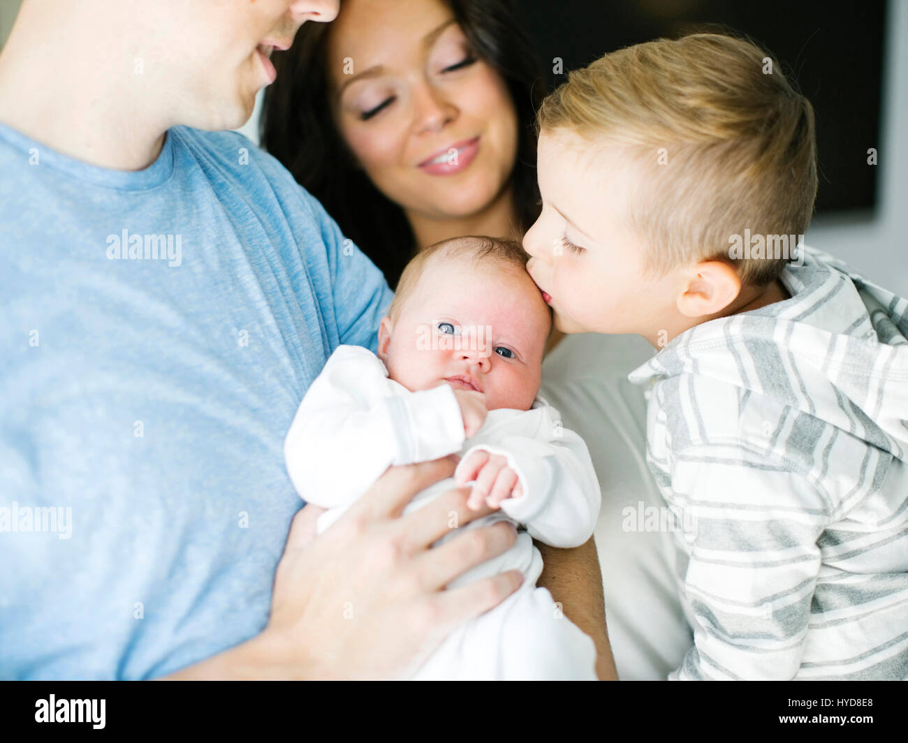 Mutter und Vater tragen Sohn (4-5) und Tochter (0-1 Monate) Stockfoto