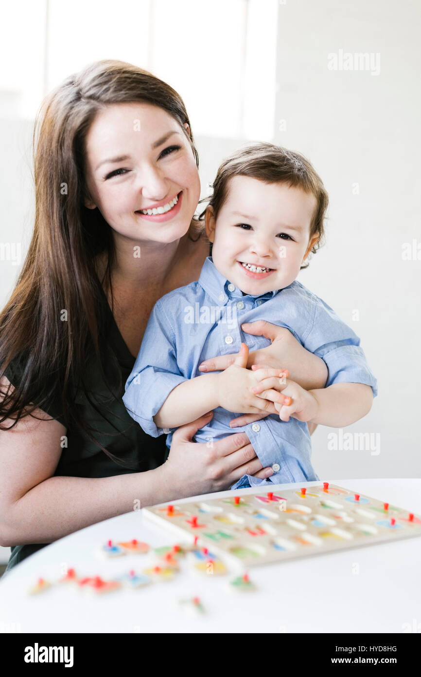 Mutter spielt Alphabet Spiel mit Sohn (4-5) Stockfoto