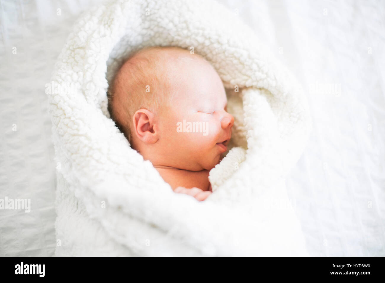 Baby Junge (2-5 Monate) schlafen in weißen Decke Stockfoto