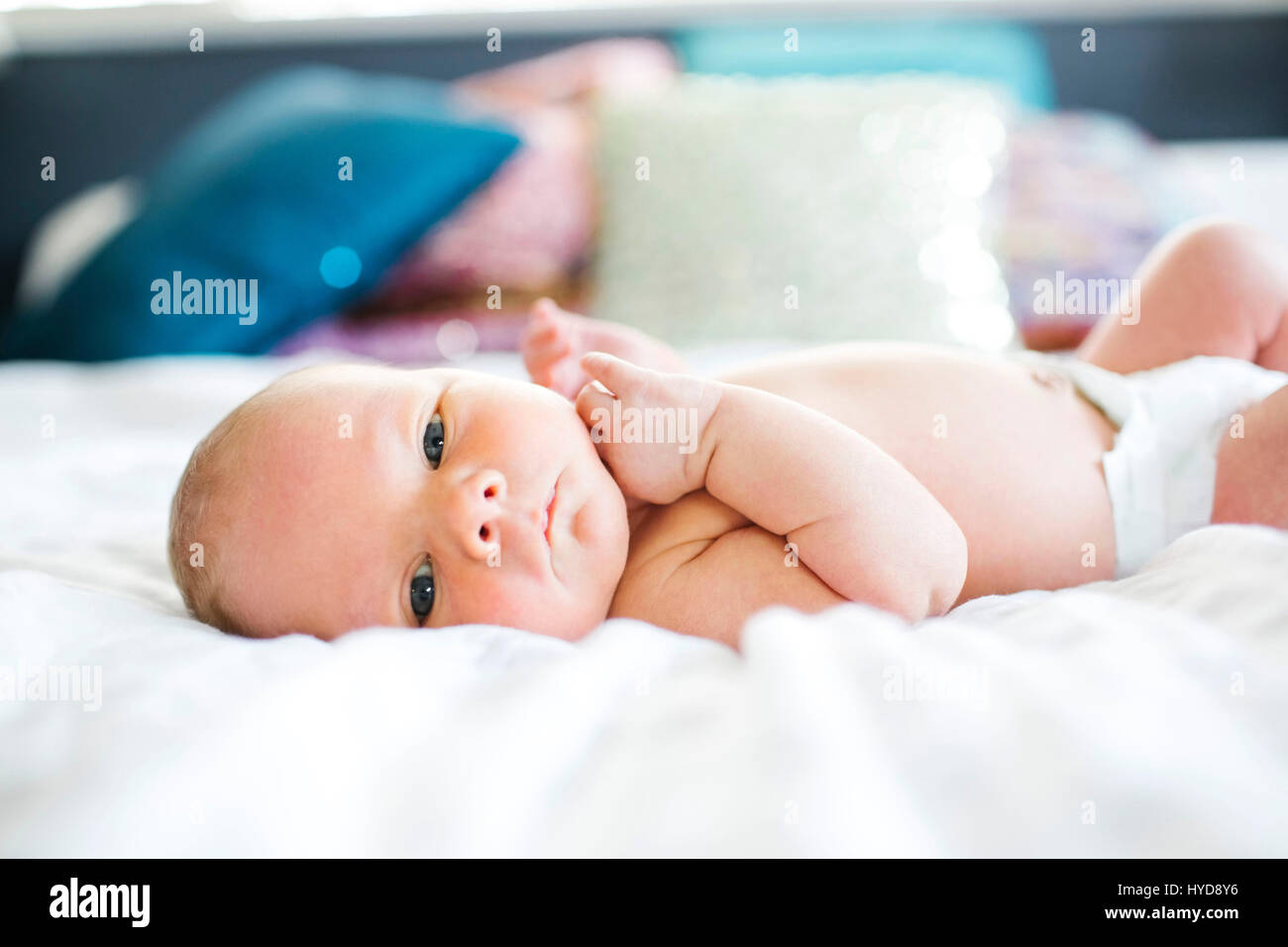 Baby Junge (2-5 Monate) im Bett liegend Stockfoto