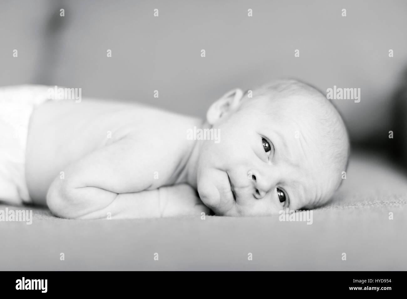 Porträt eines Tages Junge (0-1 Monate) Auf dem Sofa liegend Stockfoto