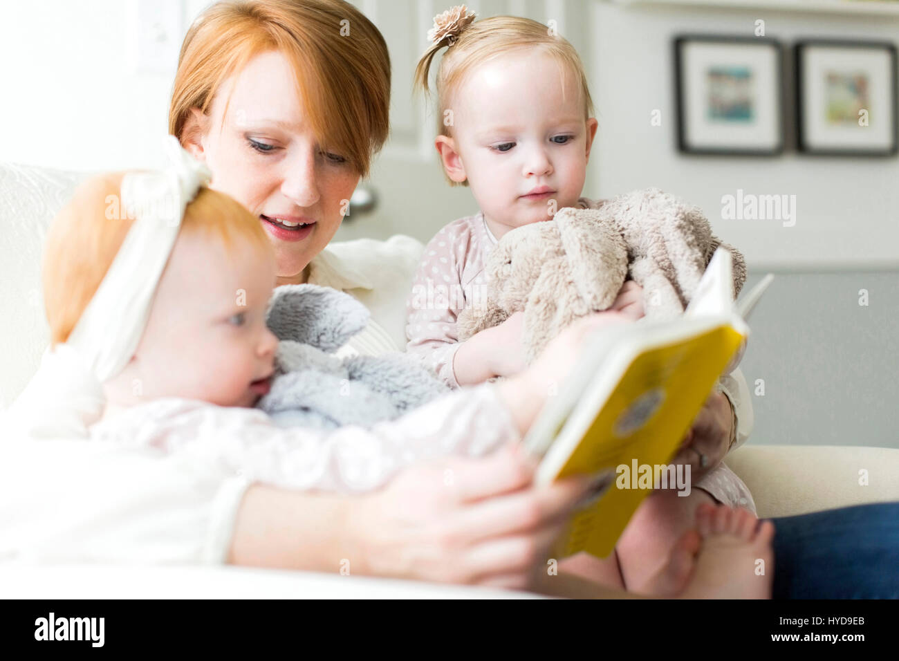 Mutter liest Buch an Töchter ( 12-17 Monate ) Stockfoto