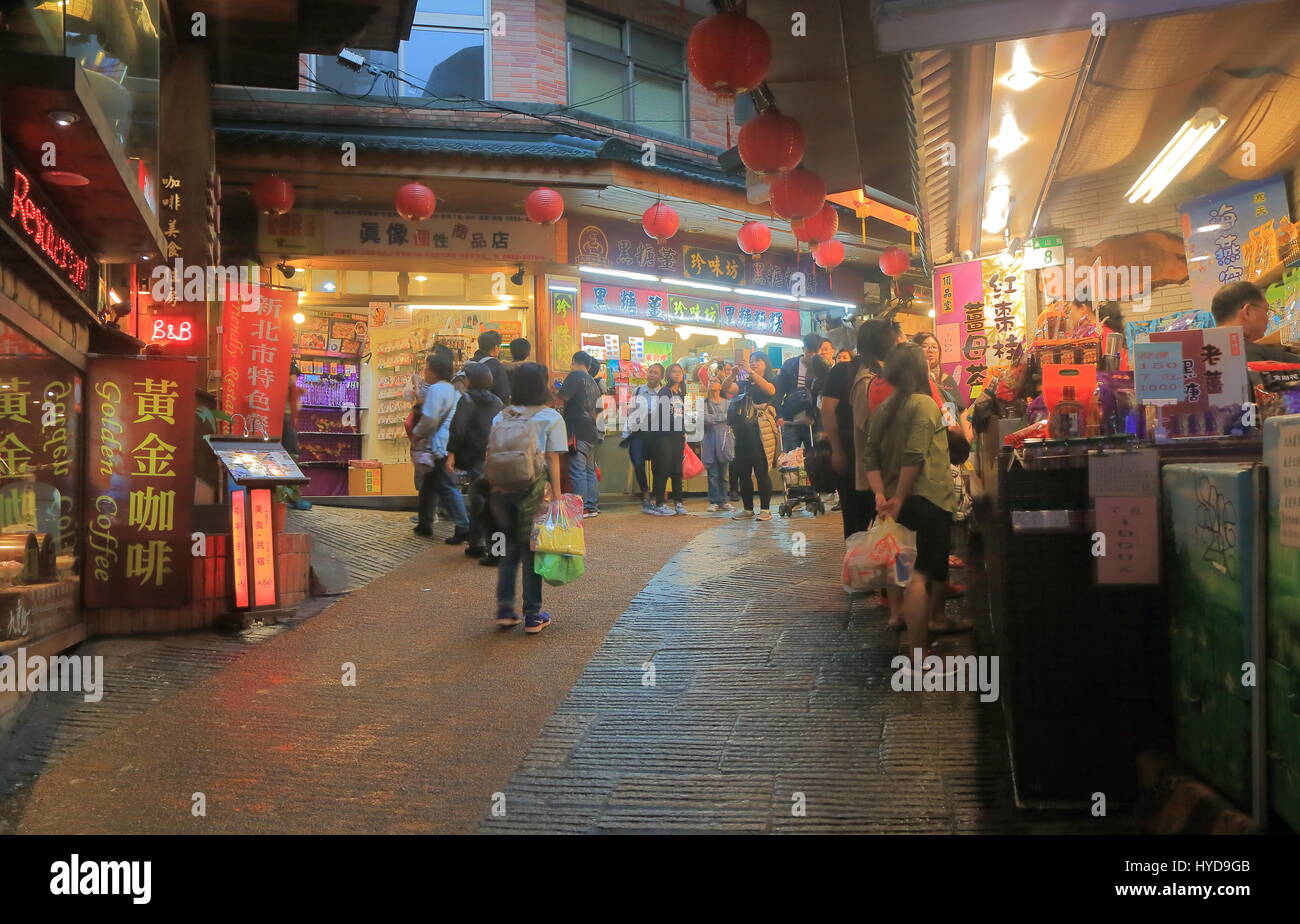 Menschen besuchen Jiufen alte Straßenmarkt in Taipeh. Jiufen alte Straßenmarkt. Berühmter Film City of Sadness wurde in Jiufen gedreht. Stockfoto