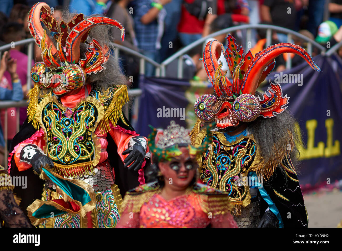 Maskierte Diablada Tänzer in kunstvollen Kostüme Parade durch die Bergbau-Stadt Oruro auf der Altiplano Boliviens während der jährliche Karneval. Stockfoto