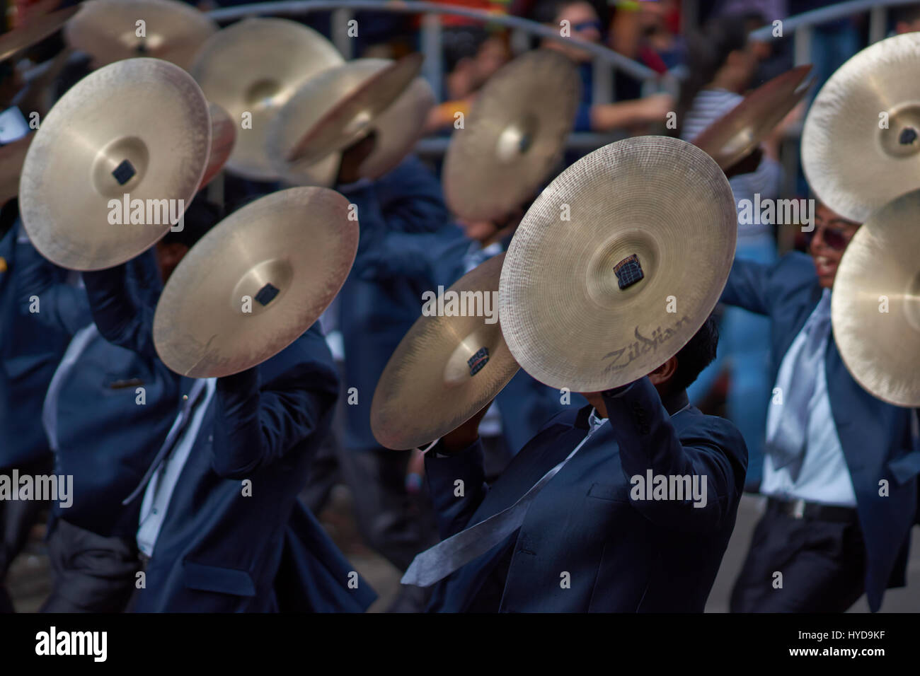 Band von einem Diablada Tanz Gruppe paradieren durch die Bergbau-Stadt Oruro auf dem Altiplano von Bolivien während des jährlichen Karnevals. Stockfoto