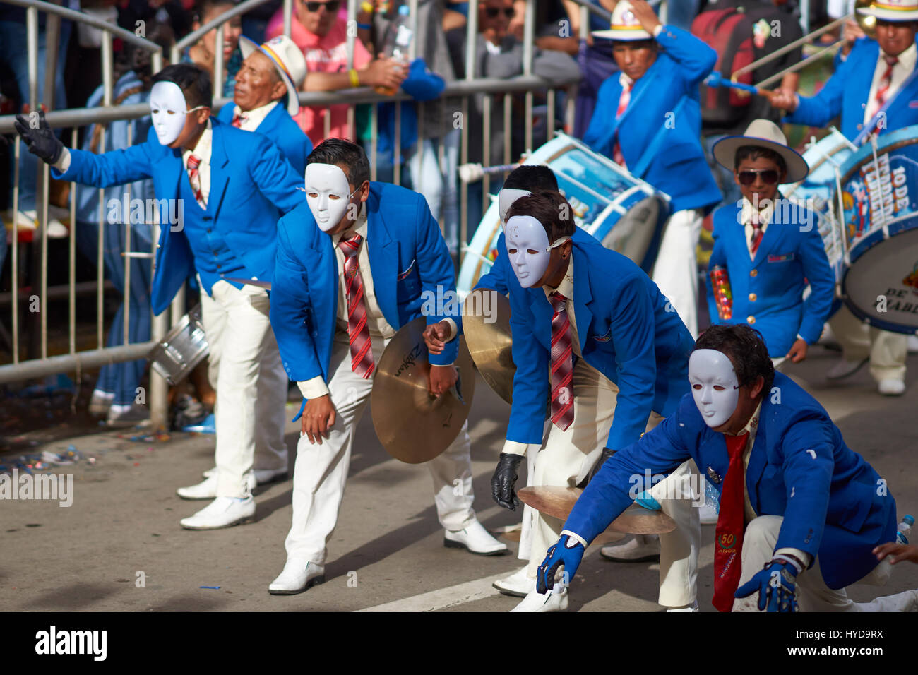 Band von einem Diablada Tanz Gruppe paradieren durch die Bergbau-Stadt Oruro auf dem Altiplano von Bolivien während des jährlichen Karnevals. Stockfoto