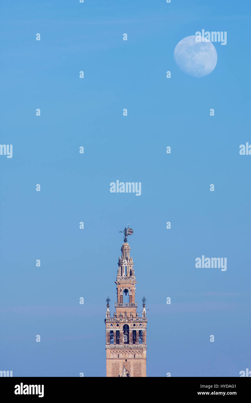 SPANIEN, ANDALUSIEN, SEVILLA, MONDAUFGANG ÜBER DER GIRALDA TURM Stockfoto