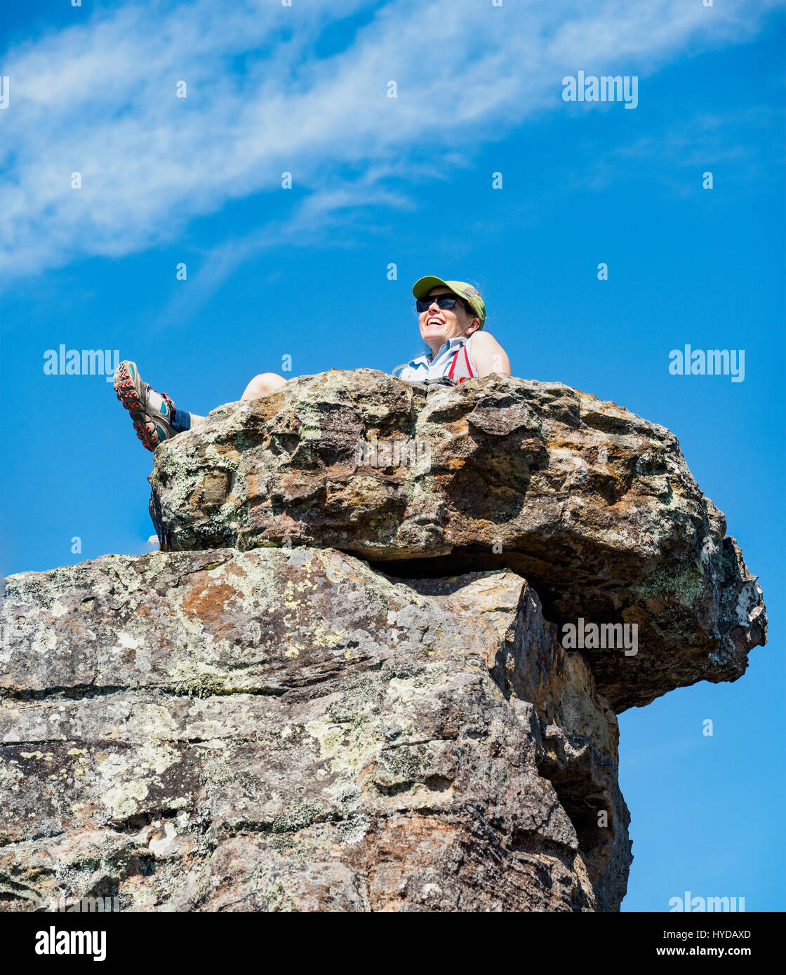 Niedrige Ansicht der Frau, die auf Felsen sitzt Stockfoto