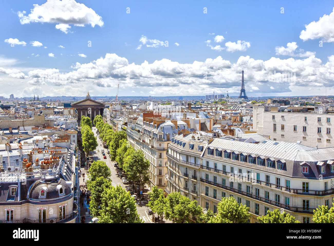 Paris, Frankreich - 20. Mai 2015: Blick auf die Rue Tronchet, Church of St. Mary Magdalene und Eiffel Turm Stockfoto