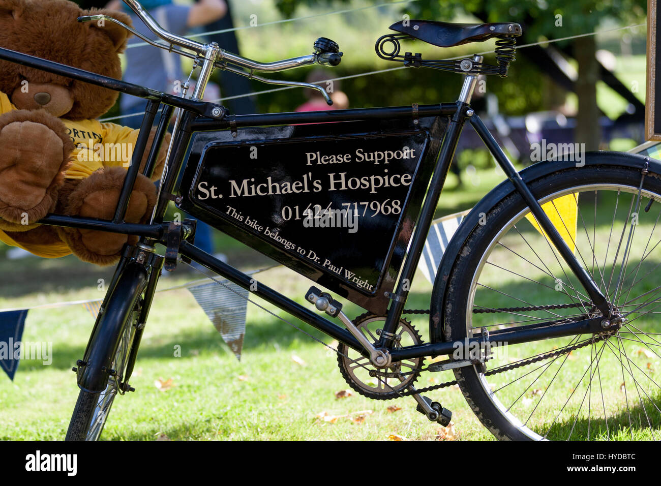 Vintage Fahrrad mit St. Michaels Hospiz advert Stockfoto