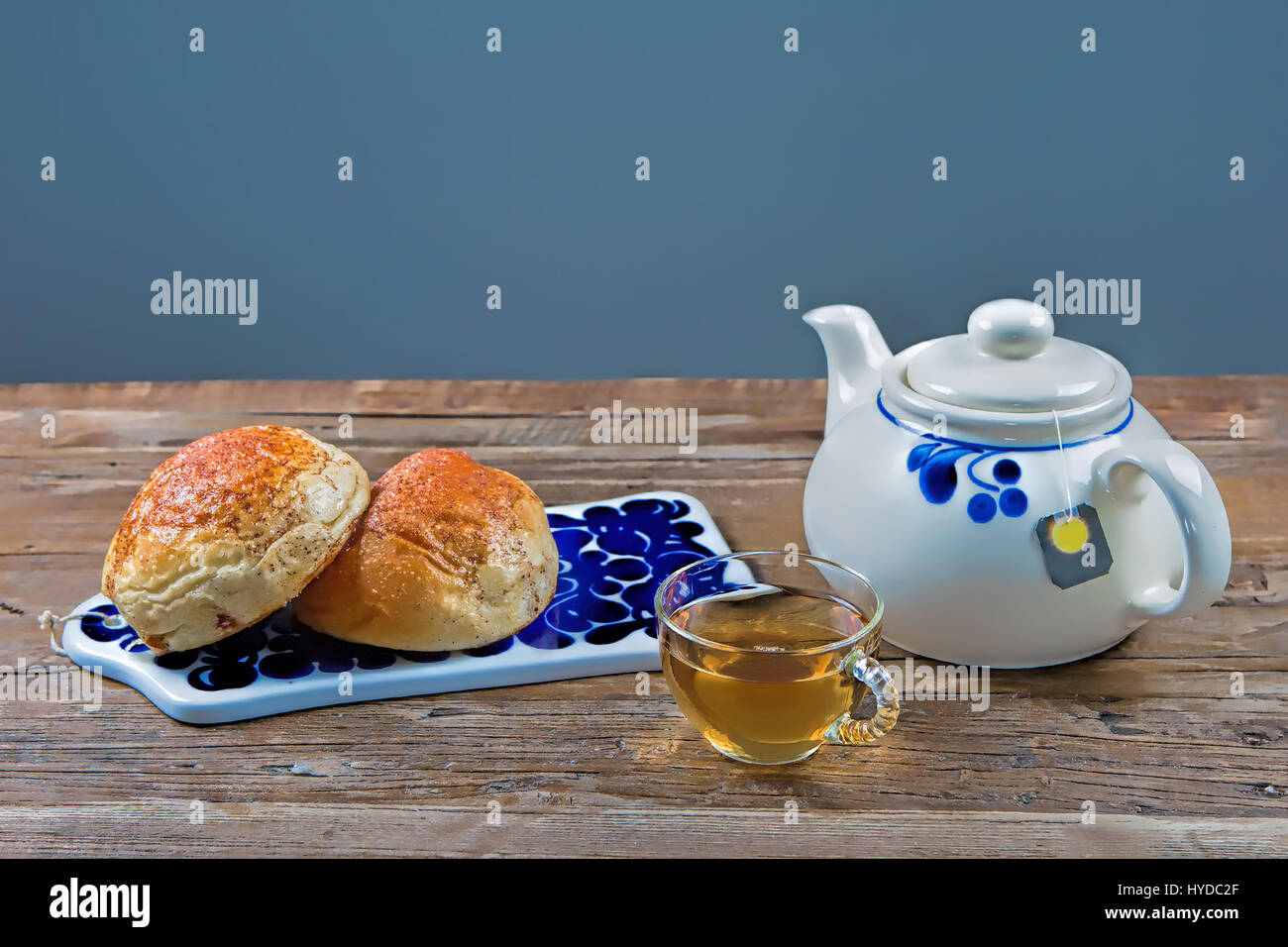 Studioaufnahme mit Gebäck und Tee auf dem Tisch Stockfoto