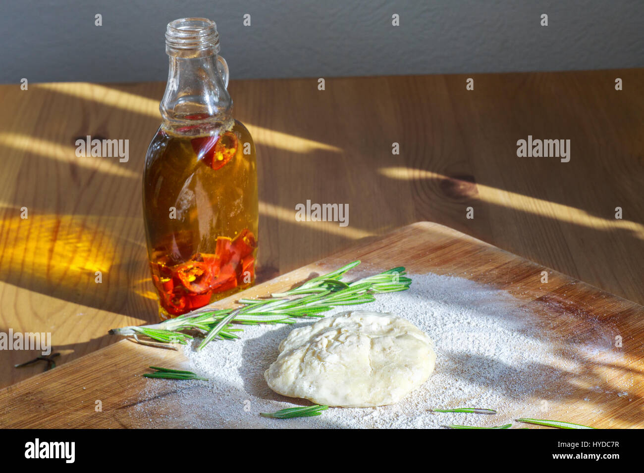 Italienische Focaccia-Brot mit Oliven und Rosmarin Stockfoto