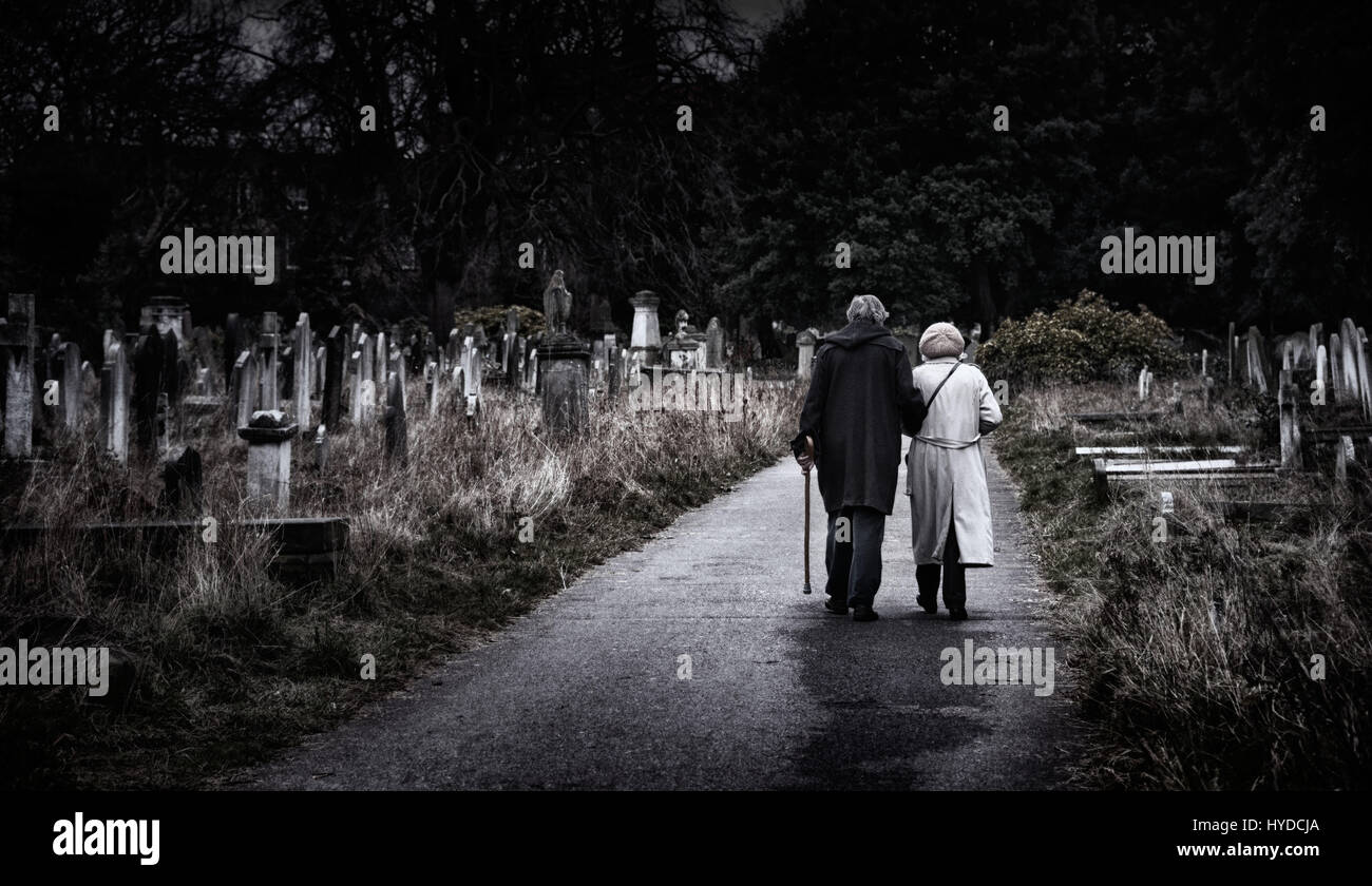 Brompton, London - älteres Ehepaar Spaziergang durch alte Friedhof Arm in arm Stockfoto