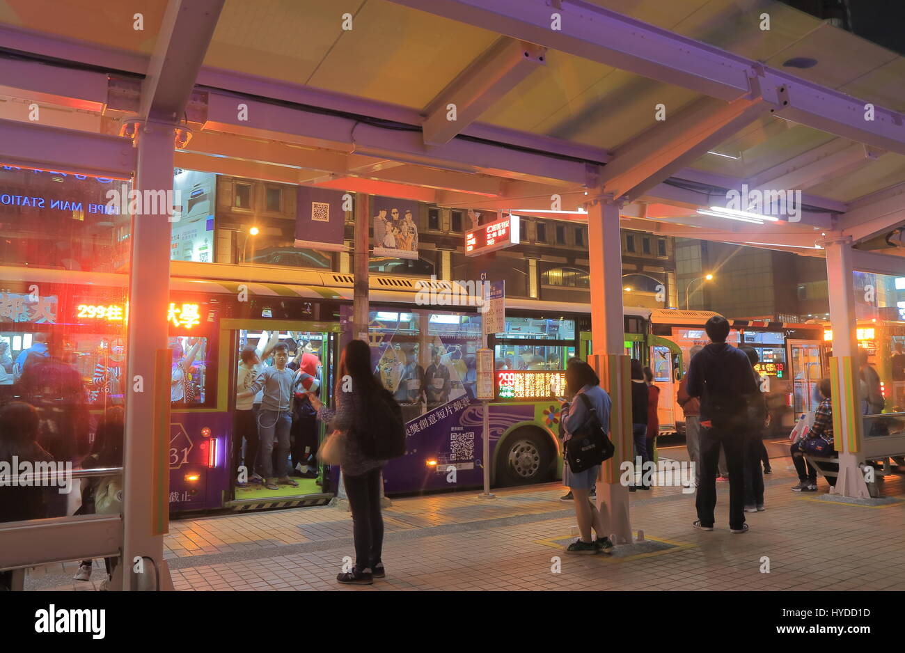 Menschen reisen mit dem Bus an der Taipei Main Station in Taipei Taiwan. Stockfoto