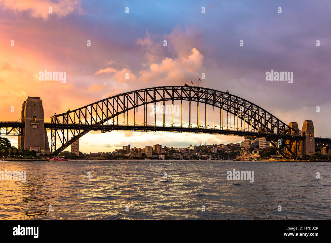 Die Sydney Harbour Bridge mit einem dramatischen Himmel Stockfoto