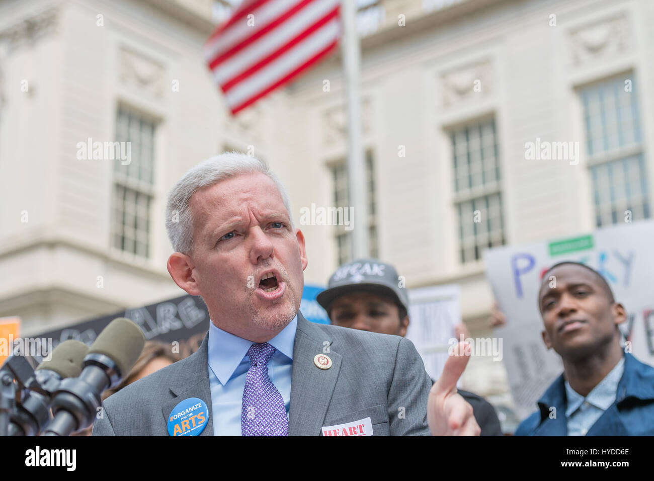 New York, USA. 3. April 2017. Ratsherr Jimmy Van Bramer wird bei der Rallye gesehen. Anhänger der New Yorker Kultureinrichtungen und Programme Kundgebung eine auf den Stufen des Rathauses zu Kürzungen der Mittel für die National Endowment for the Arts und National Endowment for Humanities, die in der aktuellen vorgeschlagenen Bundeshaushalt Plattform enthaltenen zu denunzieren. Bildnachweis: Pazifische Presse/Alamy Live-Nachrichten Stockfoto