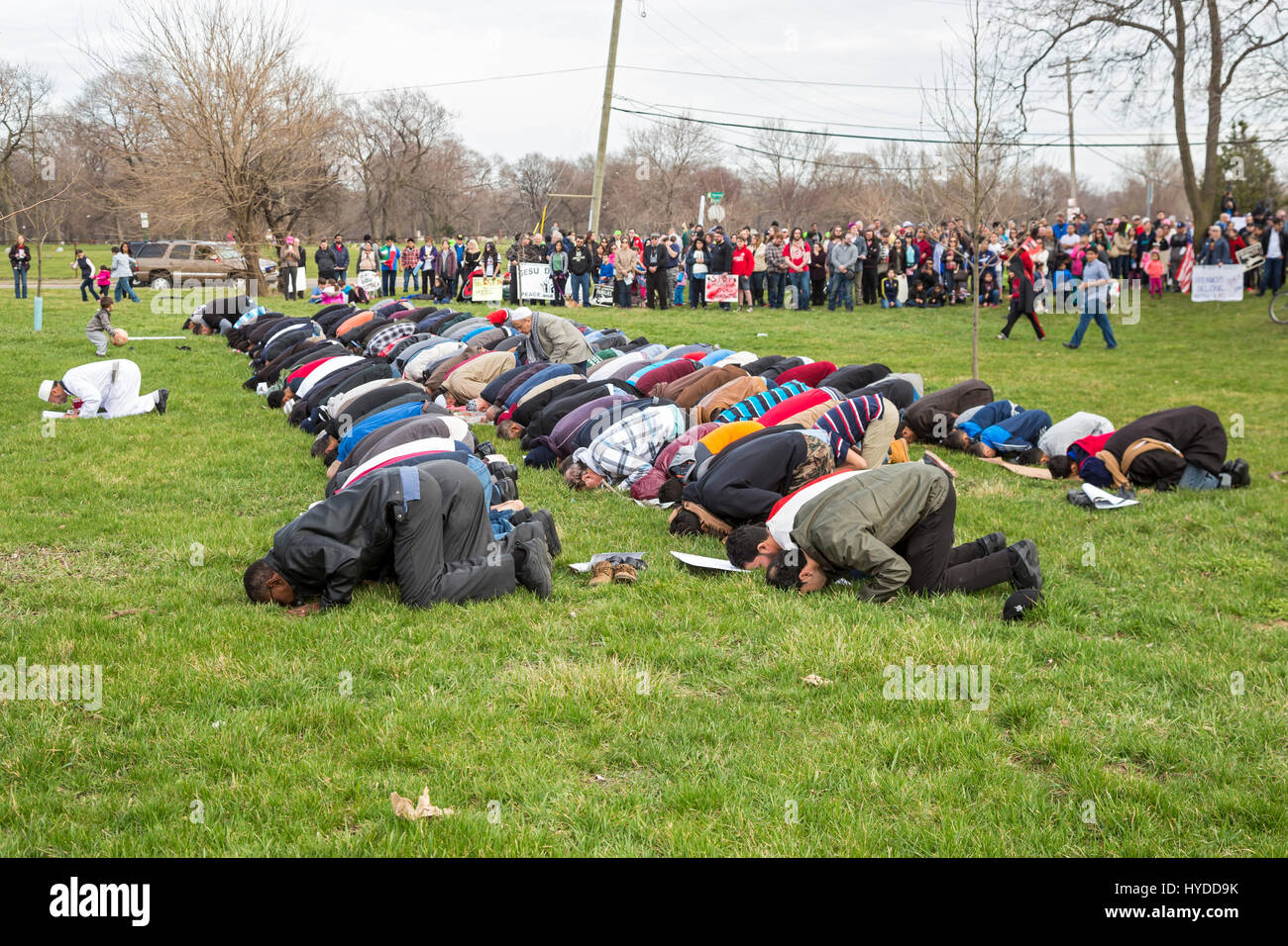 Dearborn, Michigan - muslimische Männer beten in einem Park in der Nähe der American Muslim Society Moschee. Das Freitagsgebet kam am Ende der Einheit Marsch mit mos Stockfoto