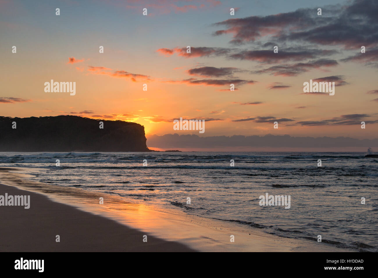 Sonnenaufgang am Strand von Durras in New South Wales, Australien Stockfoto