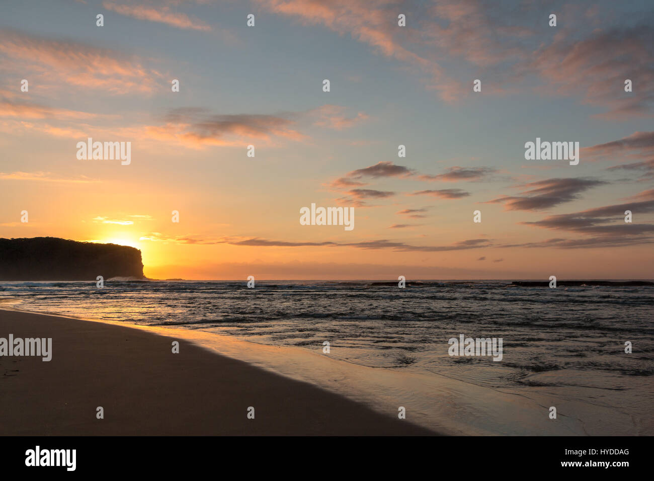 Sonnenaufgang am Strand von Durras in New South Wales, Australien Stockfoto