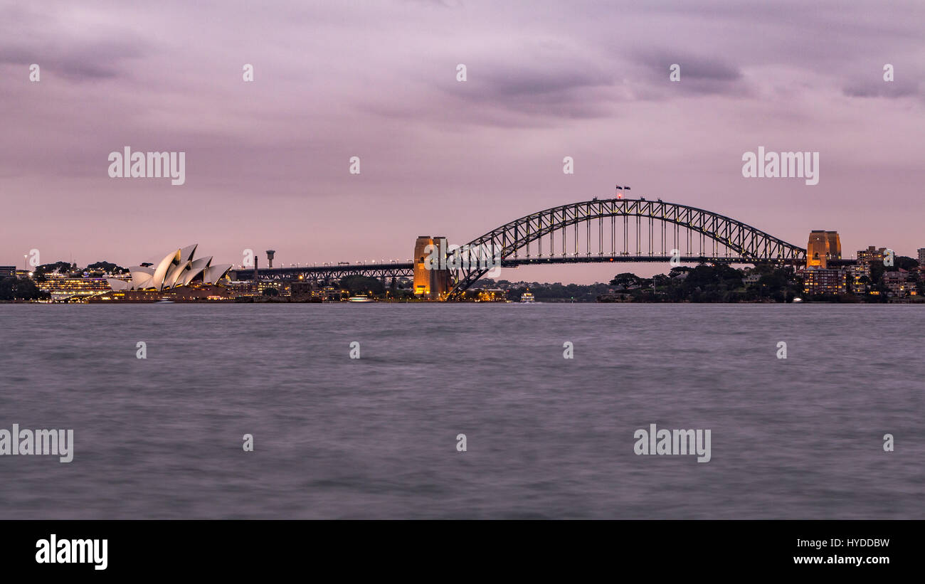 Die Sydney Harbour Bridge und das Opernhaus in der Abenddämmerung Stockfoto