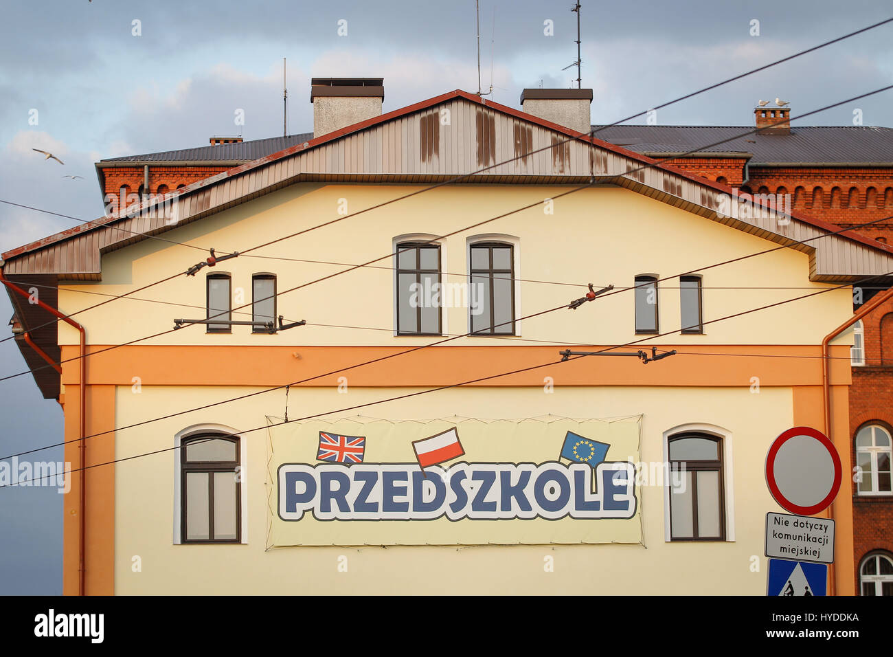 Vorschule ist gesehene Werbung mit britischen, polnischen und EU-Flaggen in Bydgoszcz, Polen am 3. April 2017. Stockfoto