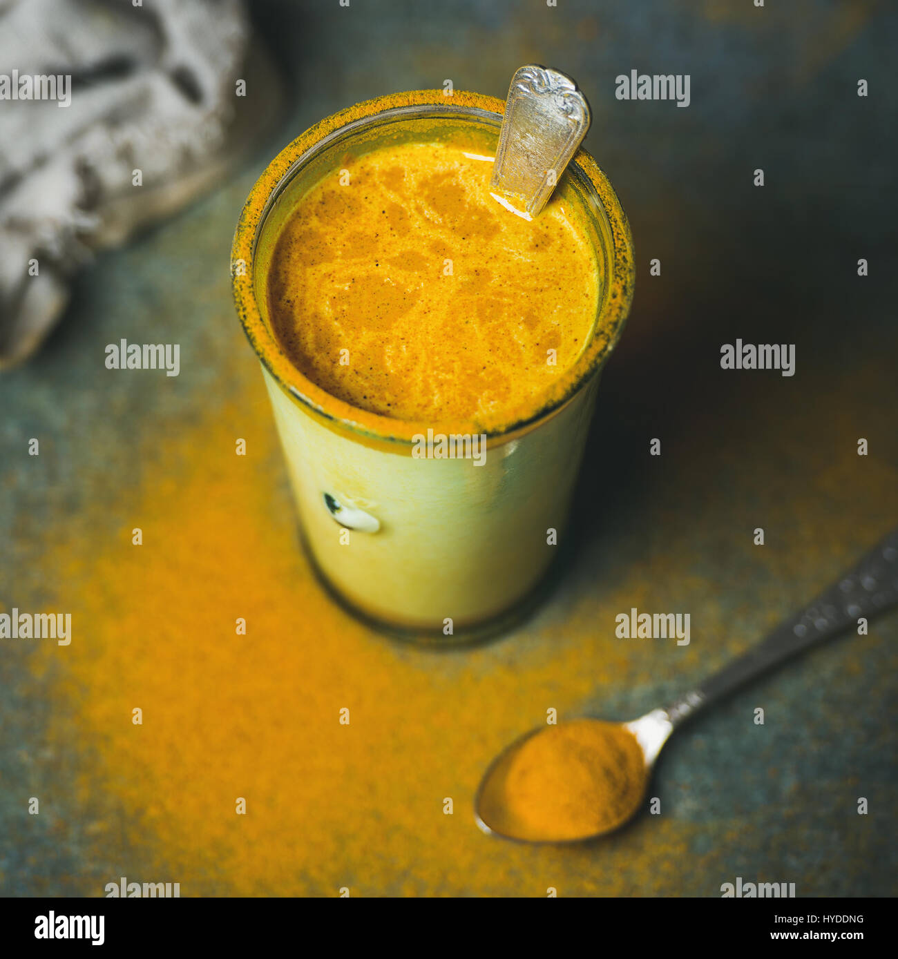 Goldene Milch mit Kurkuma-Pulver im Glas, quadratisch zuschneiden Stockfoto