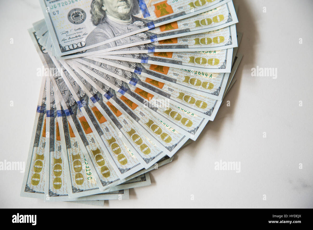 Eine Detailansicht der Neue Hundert-euro-Scheine in US-Währung schwärmten aus, auf einem weißen Tisch Stockfoto